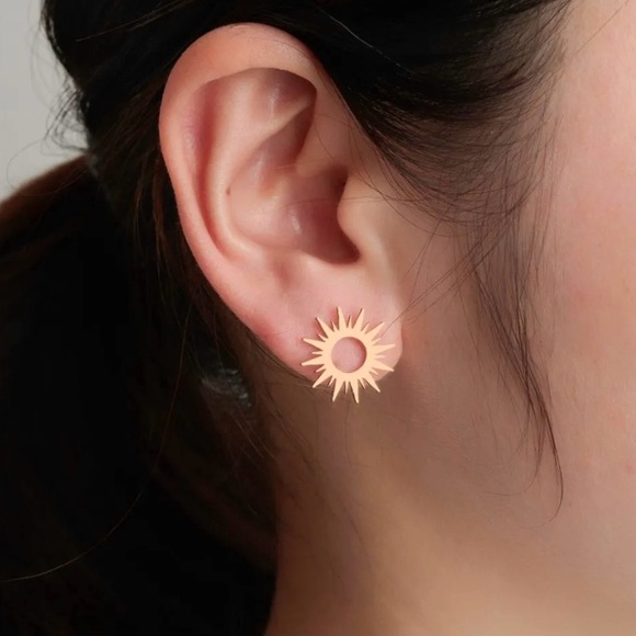 NEW Dainty Sunburst Sun stud Earrings Gold color - Boutique - Picture 2 of 4
